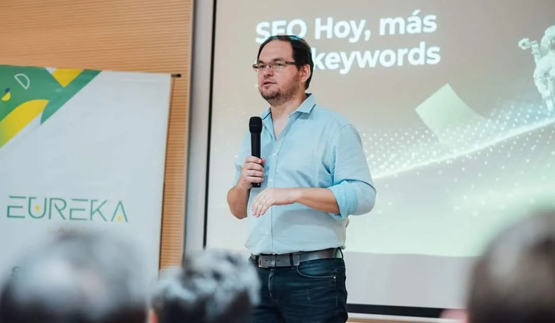 Eduardo Romero dando una charla sobre SEO
